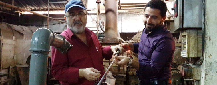 Adnan Çiftçi kendi vazosunu üfledi