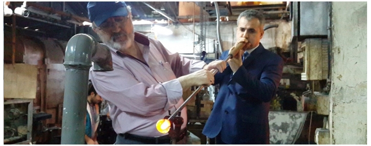 Emin Mirioğlu kendi vazosunu üfledi