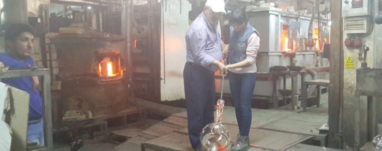 Seda Kara kendi vazosunu üfledi