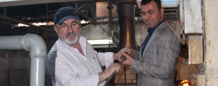 Seyithan İzsiz kendi vazosunu üfledi