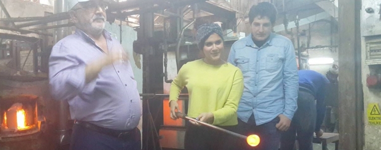 Yaren Akbal kendi vazosunu üfledi